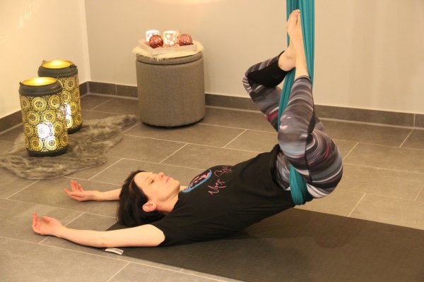 Aerial Yoga mit Hüfte im Tuch